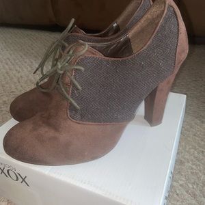 brown lace up heels! perfect for work!